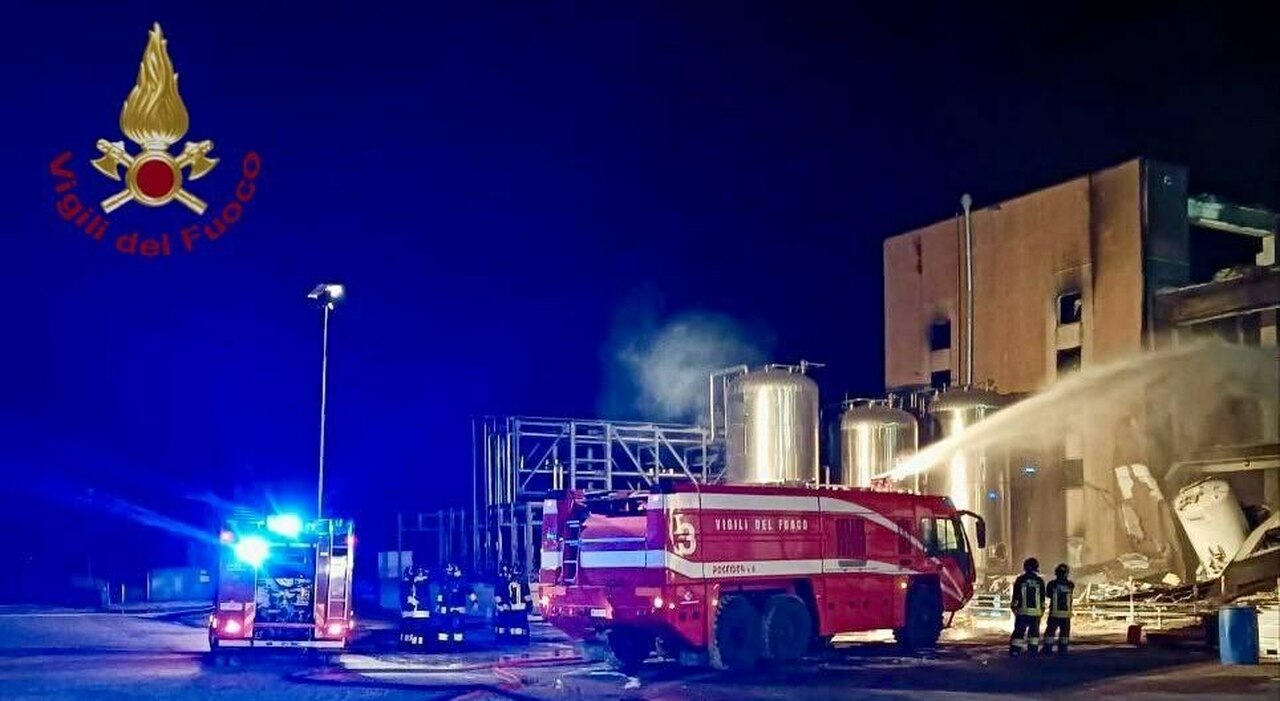 https://statics.cedscdn.it/photos/MED_HIGH/2025/09/01/9042110_01091205_incendio_azienda_prodotti_chimici_villafontana.jpg