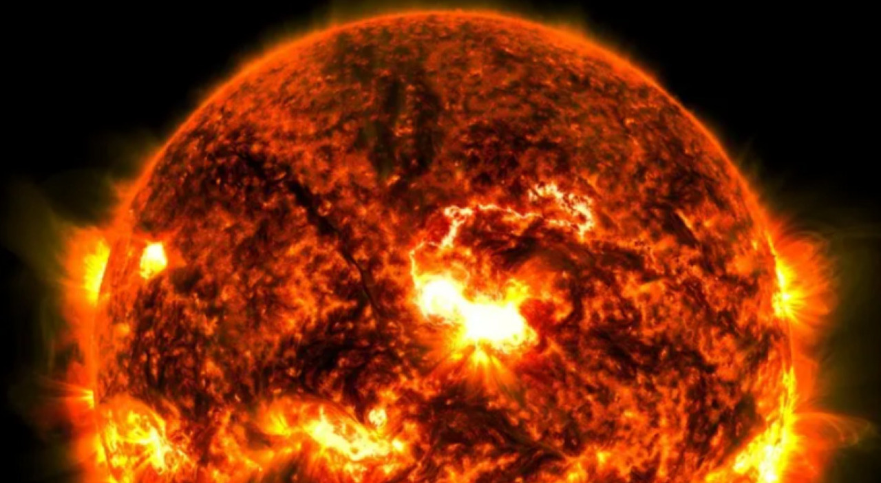 https://statics.cedscdn.it/photos/MED_HIGH/2025/09/01/9042226_01111511_tempesta_geomagnetica_sulla_terra_cosa_succede_satelliti_oggi_1_9_2025.jpg