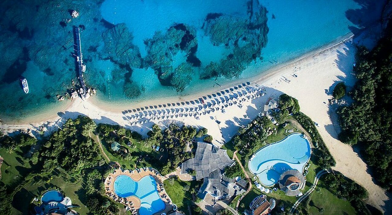 Hotel Romazzino, il paradiso del lusso in Costa Smeralda amato anche da James Bond: quanto costa un weekend di fine estate Hotel Romazzino, il paradiso del lusso in Costa Smeralda amato anche da James Bond: quanto costa un weekend di fine estate
