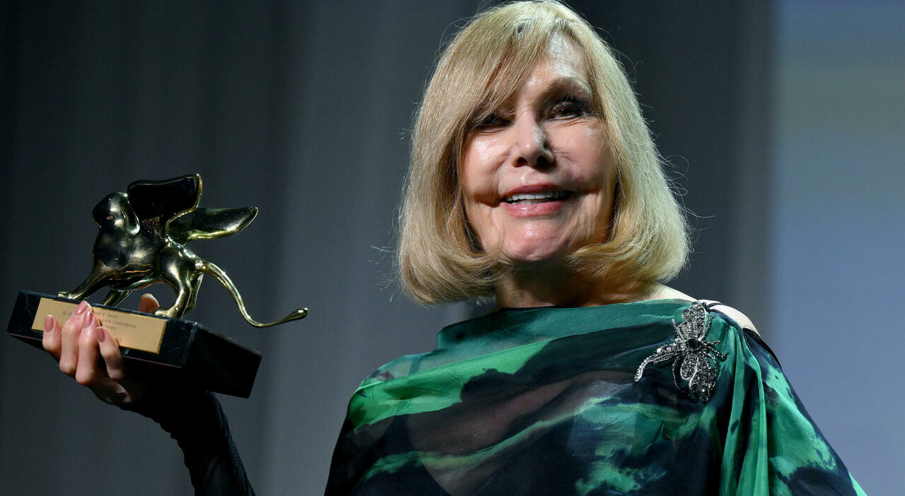 https://statics.cedscdn.it/photos/MED_HIGH/2025/09/01/9042615_01183225_kim_novak_8_minuti_applausi_leone_d_oro_carriera.jpg