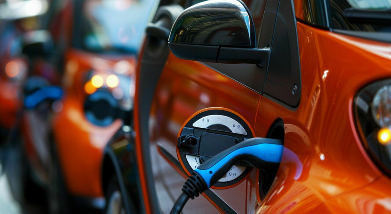 Un'auto elettrica in ricarica
