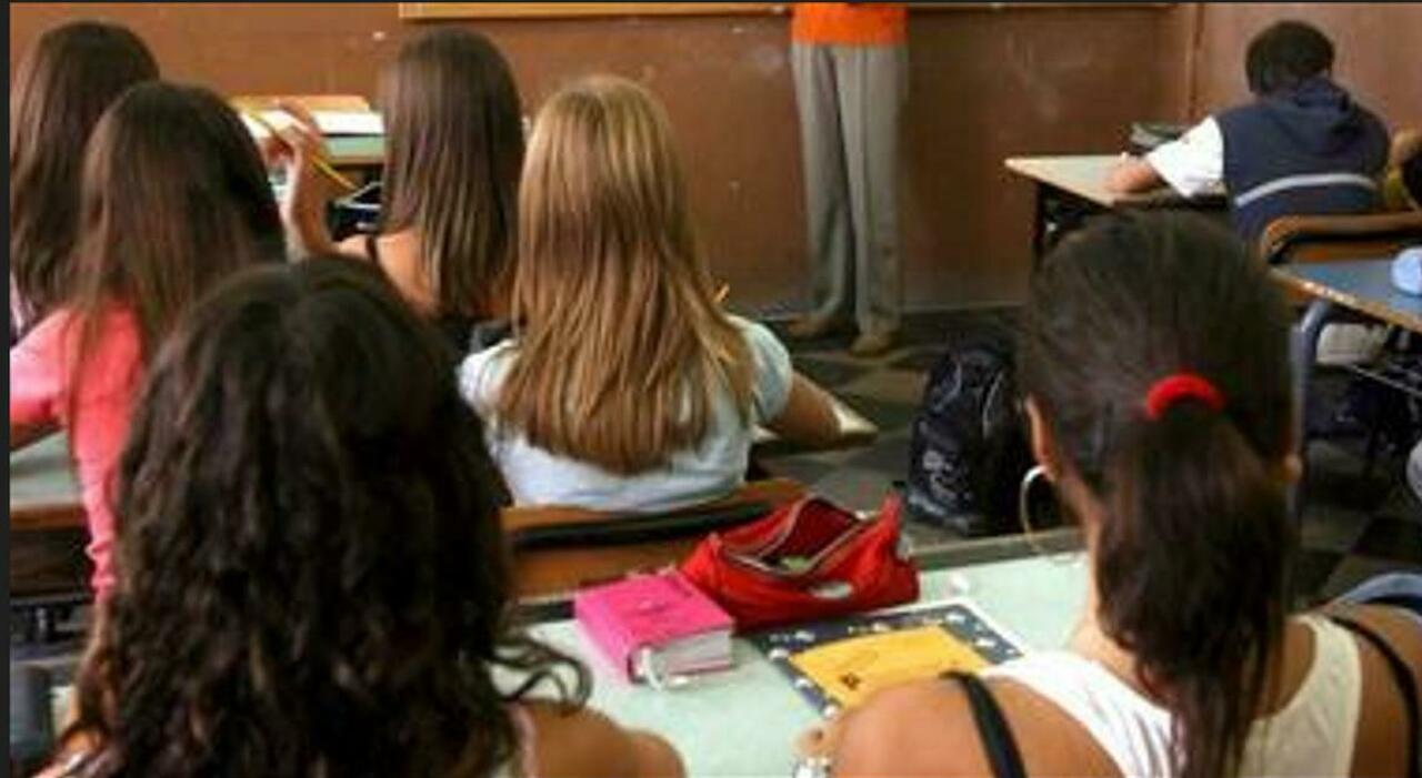 Scuola, il 15 settembre la campanella suona per 190mila marchigiani: 3.200 studenti in meno ma classi sempre affollate Scuola, il 15 settembre la campanella suona per 190mila marchigiani: 3.200 studenti in meno ma classi sempre affollate