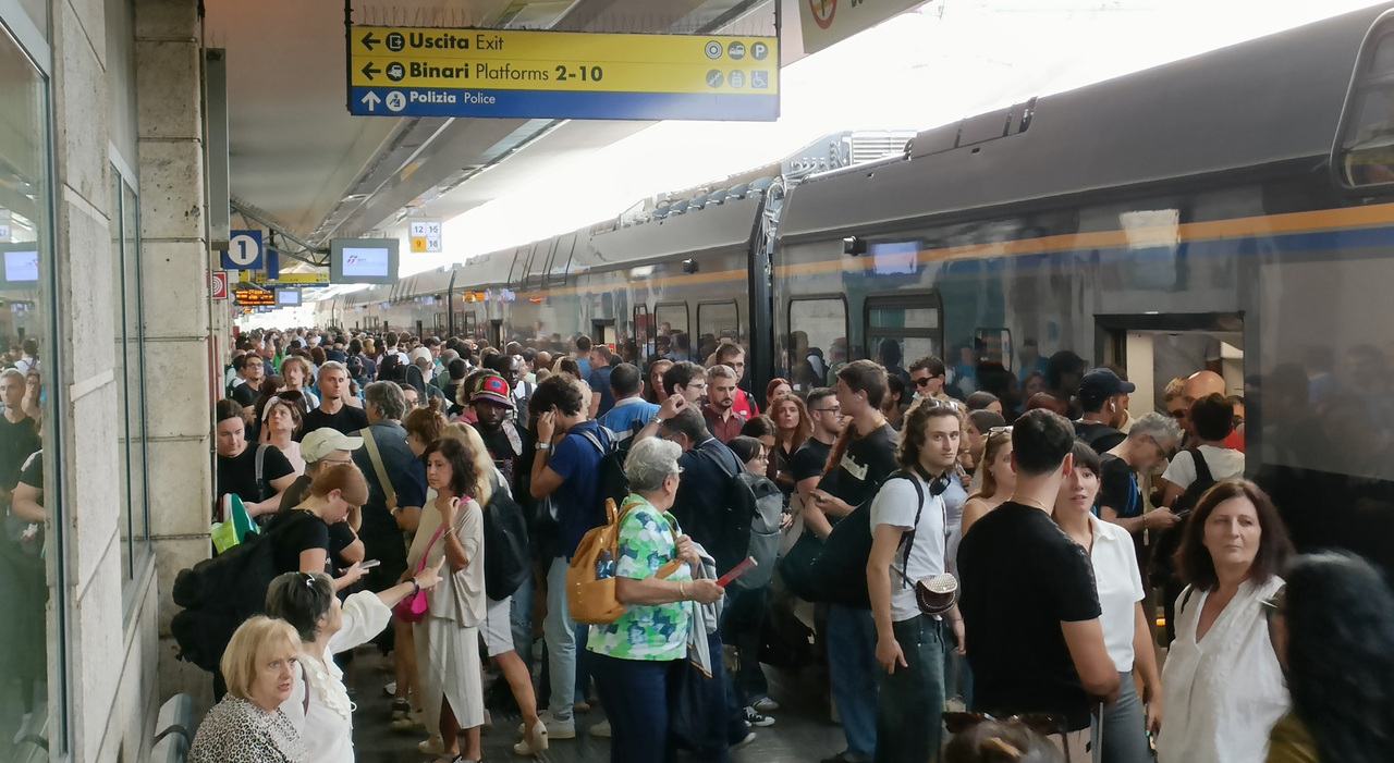 Treni, quattro ore di ritardi e cancellazioni: la causa è un convoglio merci che ha provocato un calo di tensione alla linea elettrica Treni, quattro ore di ritardi e cancellazioni: la causa è un convoglio merci che ha provocato un calo di tensione alla linea elettrica