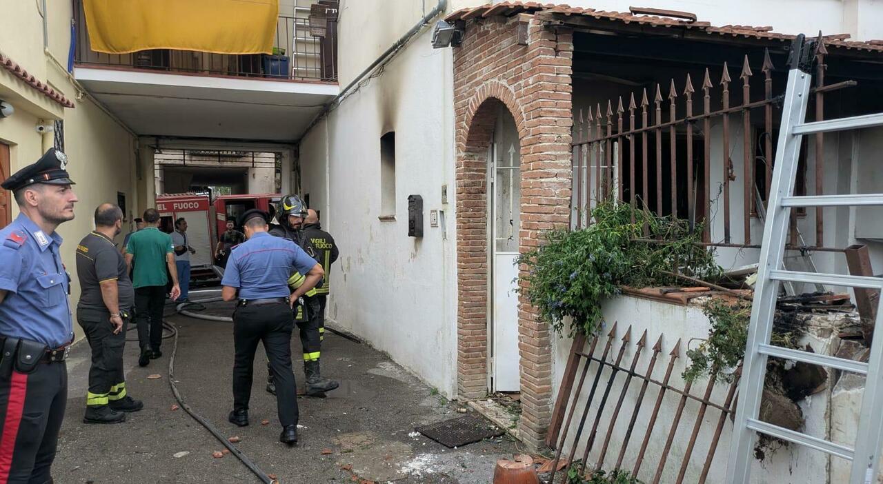 Meta, esplosione in un appartamento: morti due anziani Meta, esplosione in un appartamento: morti due anziani