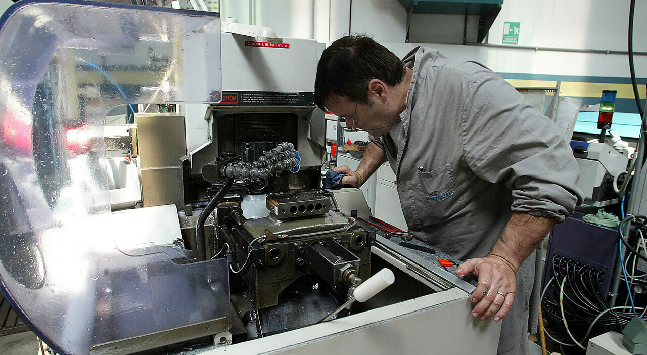 https://statics.cedscdn.it/photos/MED_HIGH/2025/09/02/9044136_02101124_assunzioni_stagionali_turismo_industria_costruzioni.jpg