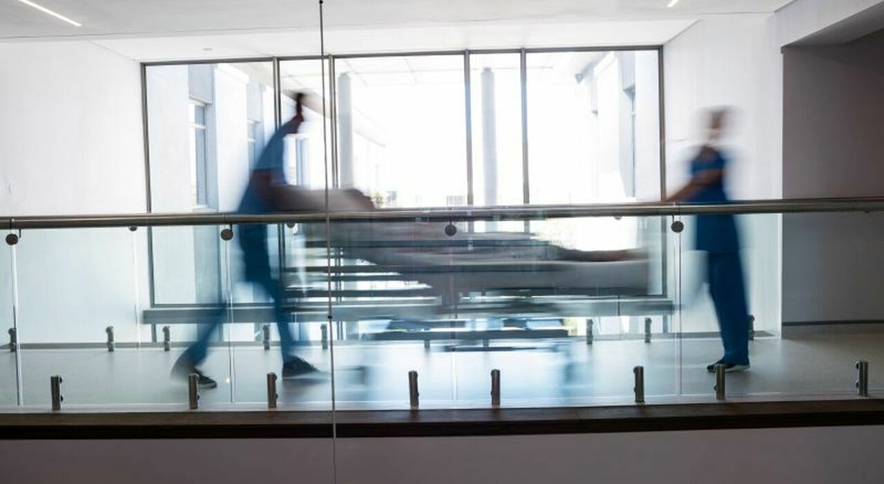 https://statics.cedscdn.it/photos/MED_HIGH/2025/09/02/9044342_02140653_gruppo_di_medici_che_portano_donna_incinta_al_teatro_di_operazione.jpg