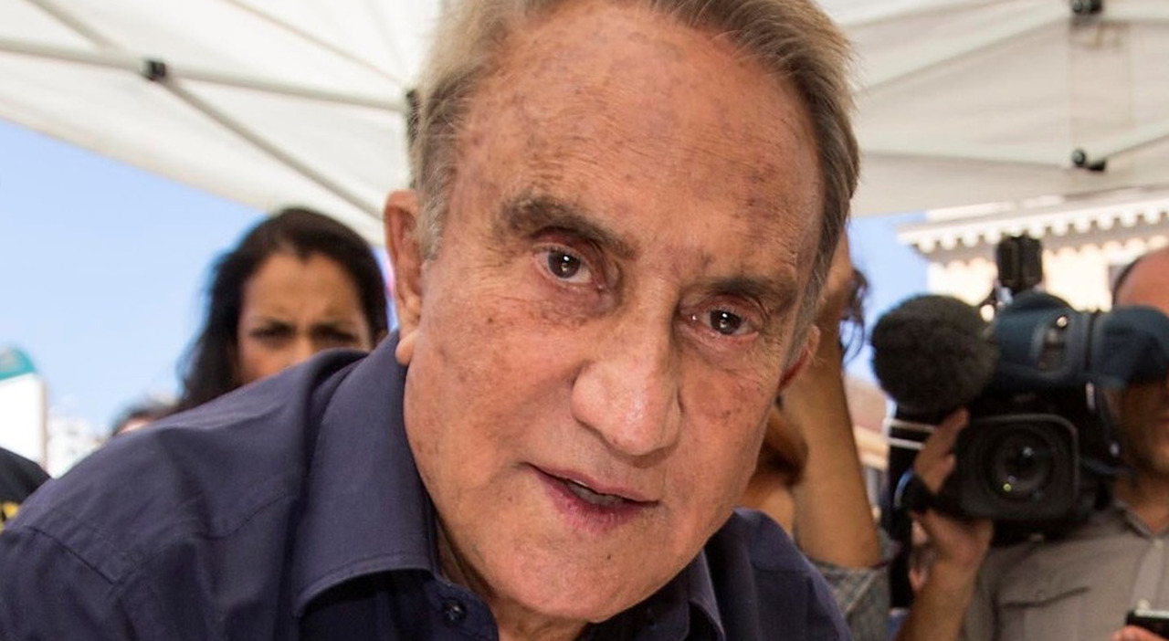 https://statics.cedscdn.it/photos/MED_HIGH/2025/09/02/9044446_02160724_emilio_fede_ricoverato_condizioni_critiche.jpg