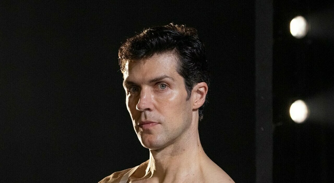 Roberto Bolle e i 50 anni: «Da giovani si pensa di poter fare tutto, ma il corpo ti parla. E per evitare gli infortuni si deve saper ascoltare» Roberto Bolle e i 50 anni: «Da giovani si pensa di poter fare tutto, ma il corpo ti parla. E per evitare gli infortuni si deve saper ascoltare»