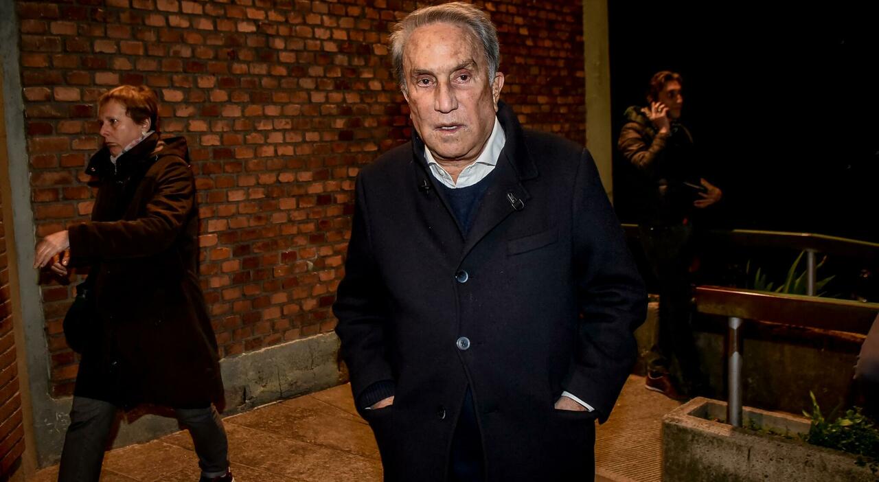 https://statics.cedscdn.it/photos/MED_HIGH/2025/09/02/9044639_02185038_emilio_fede_morto_tumore_pancreas_oggi.jpg