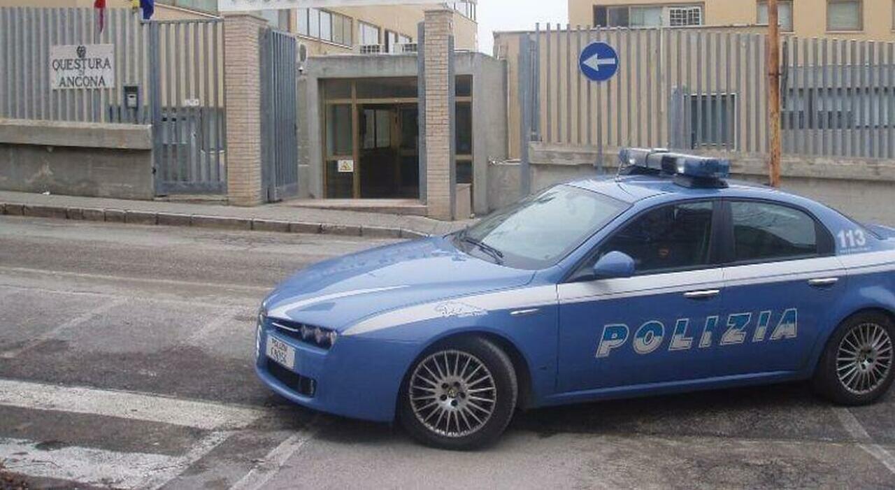 Era bloccata sul letto senza luce né gas: un vicino dà l?allarme, la polizia la salva dopo giorni di isolamento Era bloccata sul letto senza luce né gas: un vicino dà l?allarme, la polizia la salva dopo giorni di isolamento