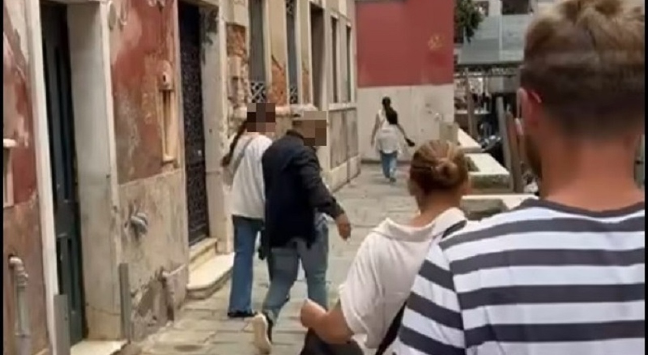 Borseggiatori inseguiti dai gondolieri a San Marco: tre Borseggiatori inseguiti dai gondolieri a San Marco: tre