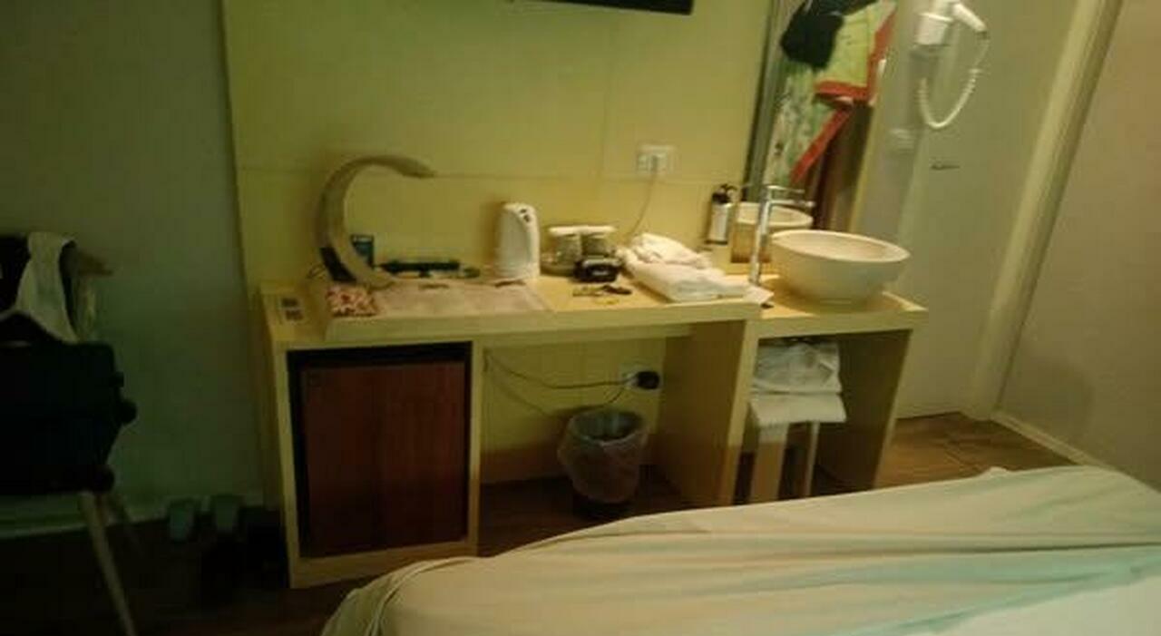 «A Fano camera con bagno small: 170 euro a notte e il lavandino si trova in fondo al letto». Polemica social, il presidente degli albergatori: «Pecore nere, strutture migliorate» «A Fano camera con bagno small: 170 euro a notte e il lavandino si trova in fondo al letto». Polemica social, il presidente degli albergatori: «Pecore nere, strutture migliorate»