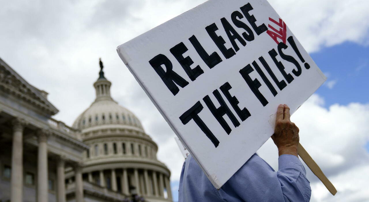 https://statics.cedscdn.it/photos/MED_HIGH/2025/09/03/9046111_03102945_epstein_caso_file_segreti_non_pubblicati_trump_ultime_notizie_oggi_3_9_2025.jpg