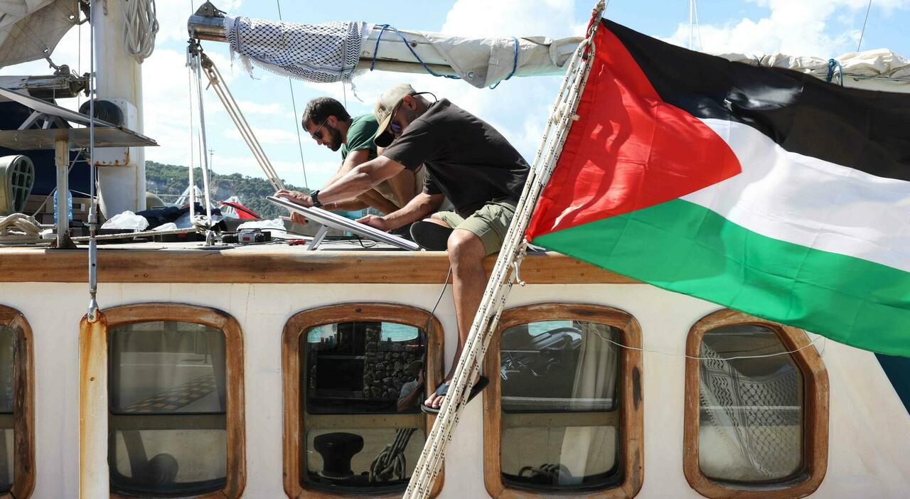 https://statics.cedscdn.it/photos/MED_HIGH/2025/09/03/9046437_03135732_global_flotilla_cosa_e_origine_nome_missione_striscia_gaza_plitici_italiani_a_bordo_chi_sono_oggi_3_9_2025.jpg