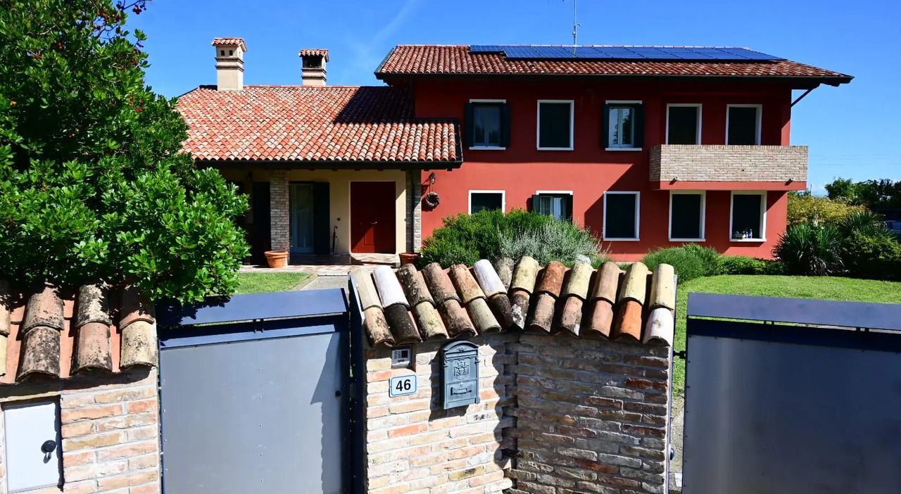 https://statics.cedscdn.it/photos/MED_HIGH/2025/09/03/9046443_03140404_rapina_villa_brugnera_oggi.jpg