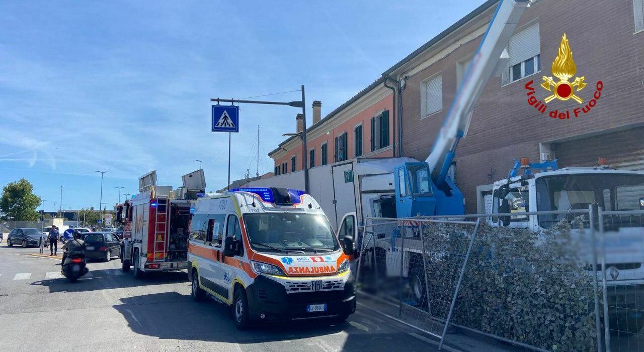 tir fuori controllo si schianta contro la piattaforma di un cantiere edile camionista rianimato dai soccorritori a fano