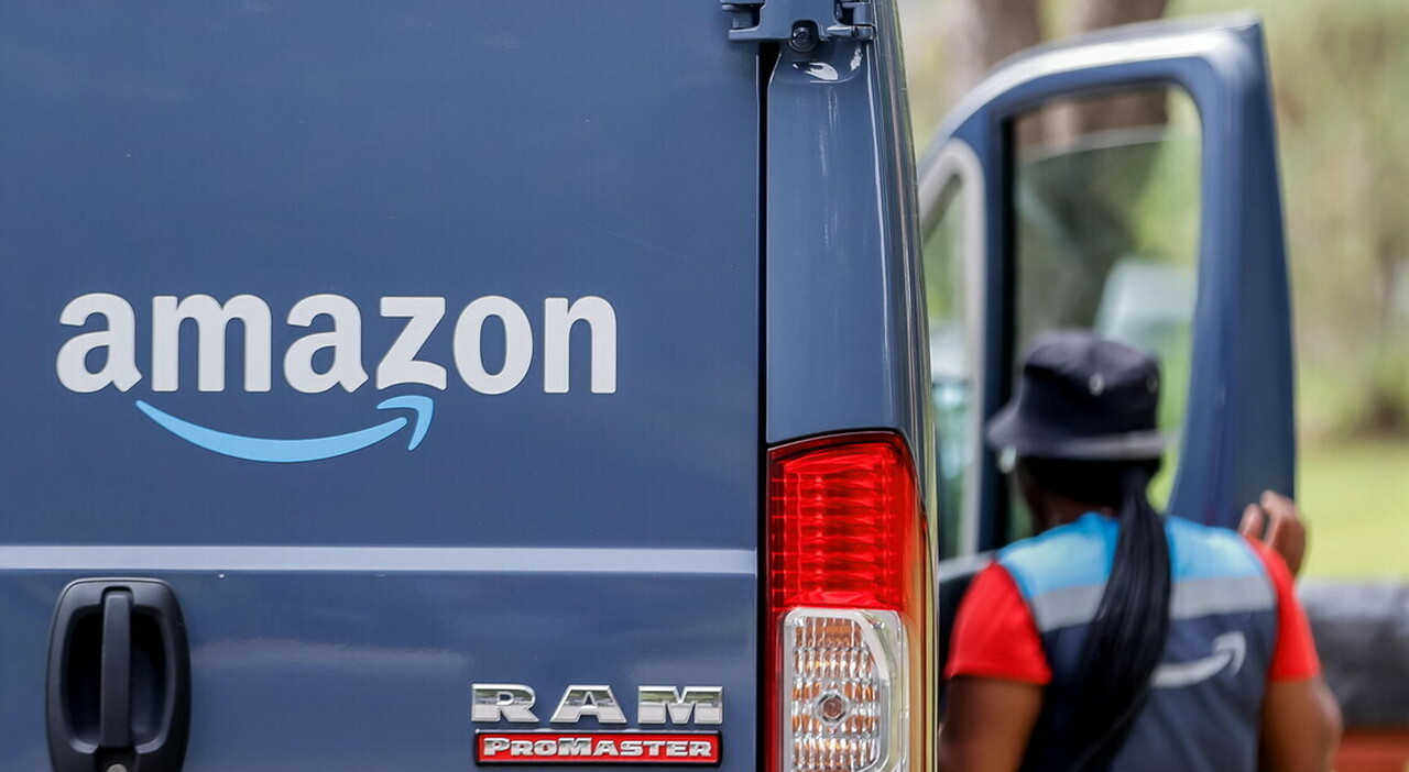 Accoltellato un corriere Amazon, lite per il parcheggio durante la consegna di un pacco