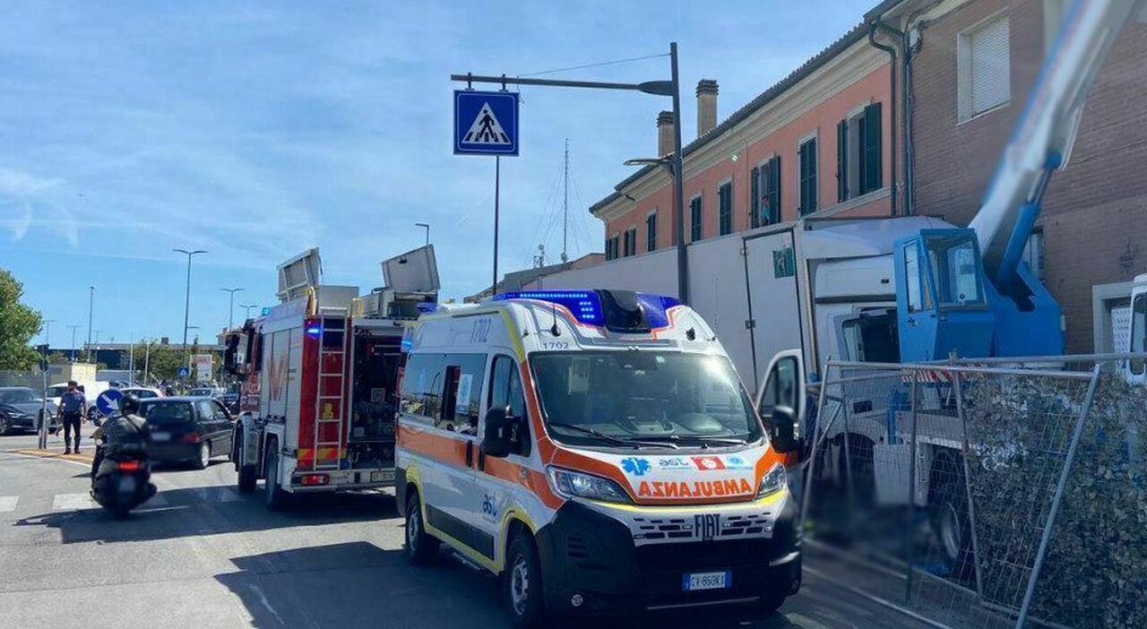 Infarto al volante, il Tir è fuori controllo, sfiora le auto e poi si schianta con la gru davanti alla stazione di Fano. Camionista gravissimo