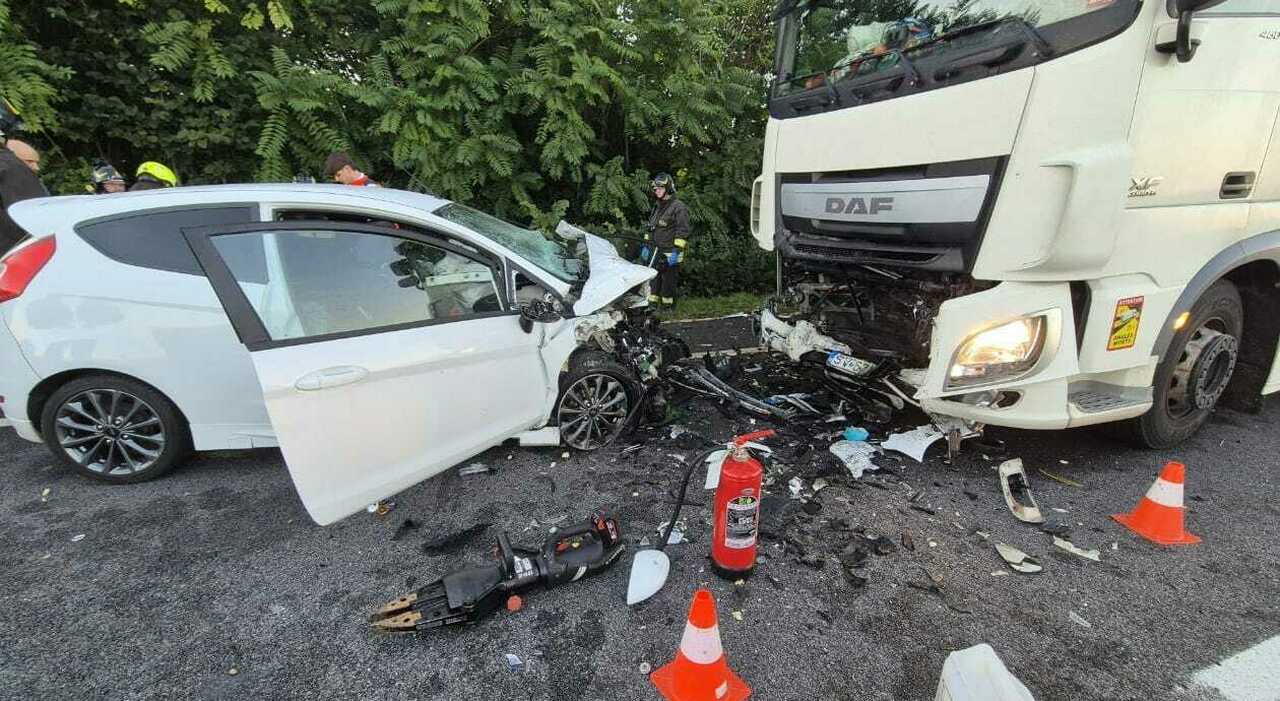 Incidente frontale tra auto e camion all Incidente frontale tra auto e camion all