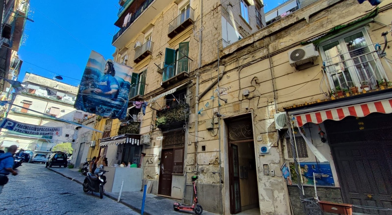Napoli, dramma familiare a Pendino: uccide il marito davanti alla figlia per difendersi. La donna ferita al braccio, interrogata Napoli, dramma familiare a Pendino: uccide il marito davanti alla figlia per difendersi. La donna ferita al braccio, interrogata