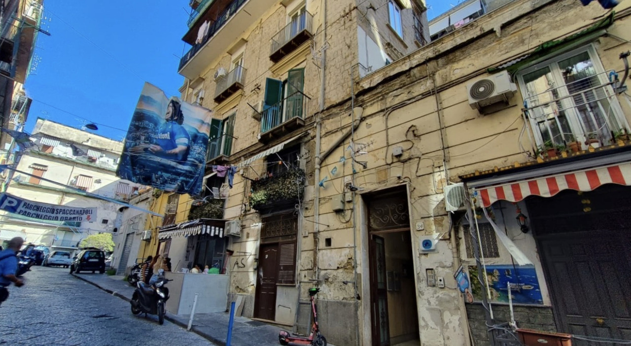 omicidio a napoli aggredita con un coltello dal marito lo uccide davanti a figlia e nipote