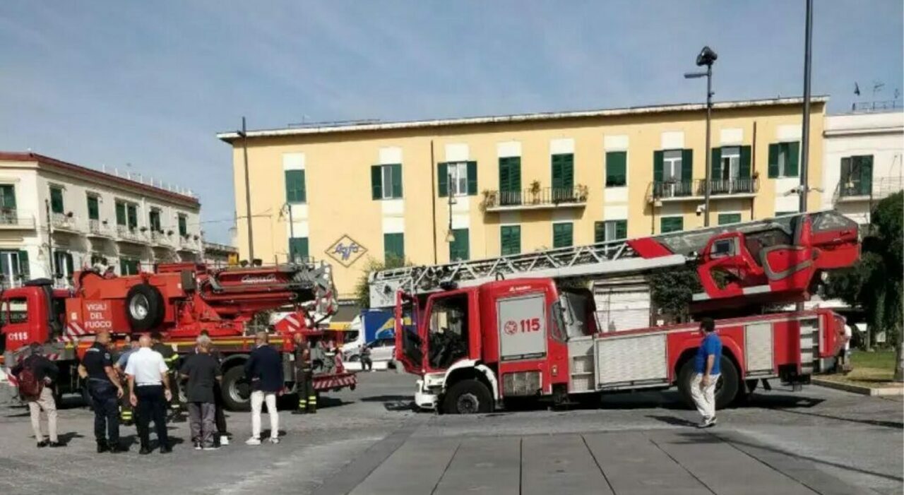 https://statics.cedscdn.it/photos/MED_HIGH/2025/09/04/9048314_04104308_camion_vigili_del_fuoco_fontana_pompei_1068x594.jpg