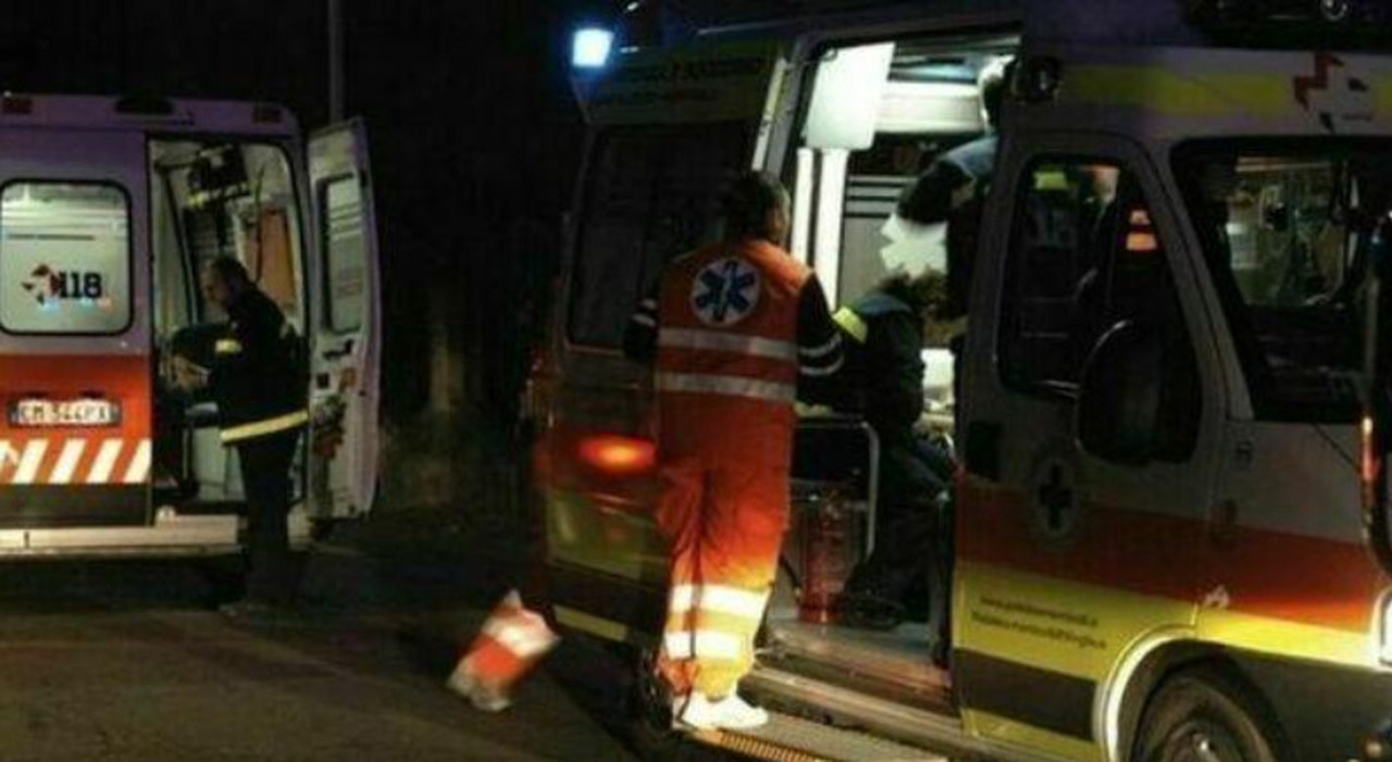 incidente stradale morto un bimbo di cinque mesi l auto finisce contro un albero di pino