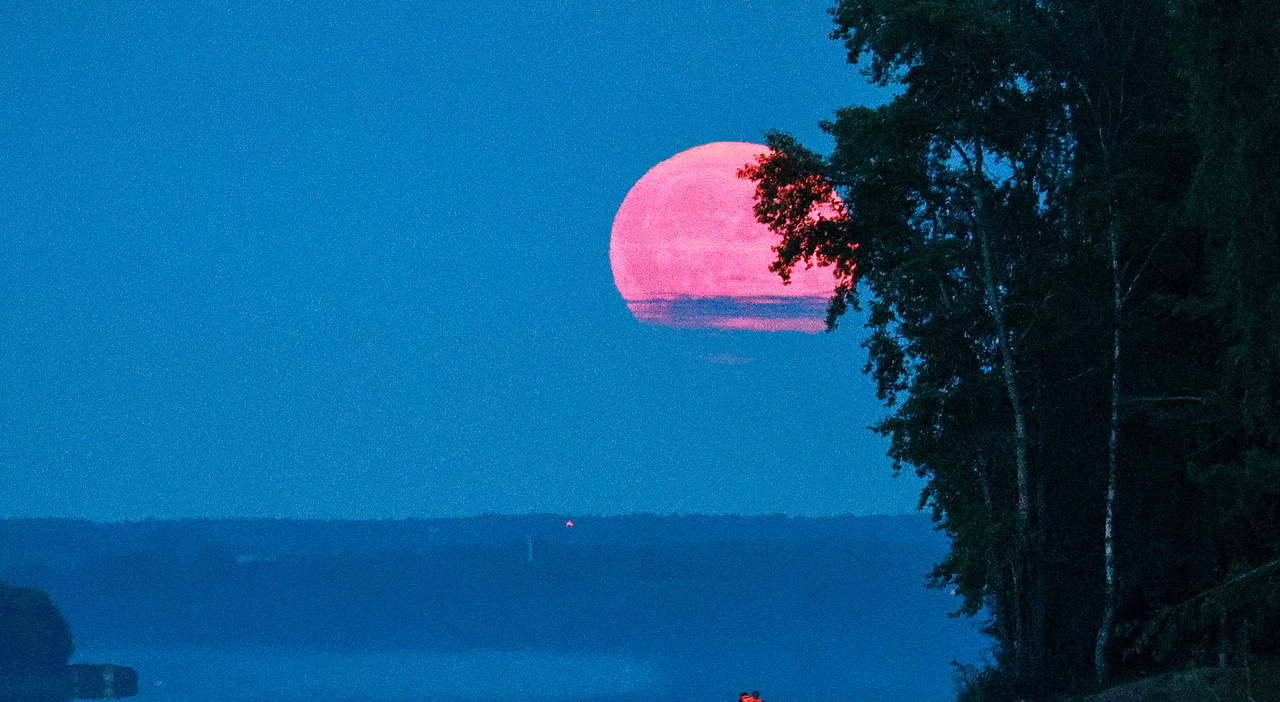 https://statics.cedscdn.it/photos/MED_HIGH/2025/09/04/9048509_04141435_luna_di_sangue.jpg