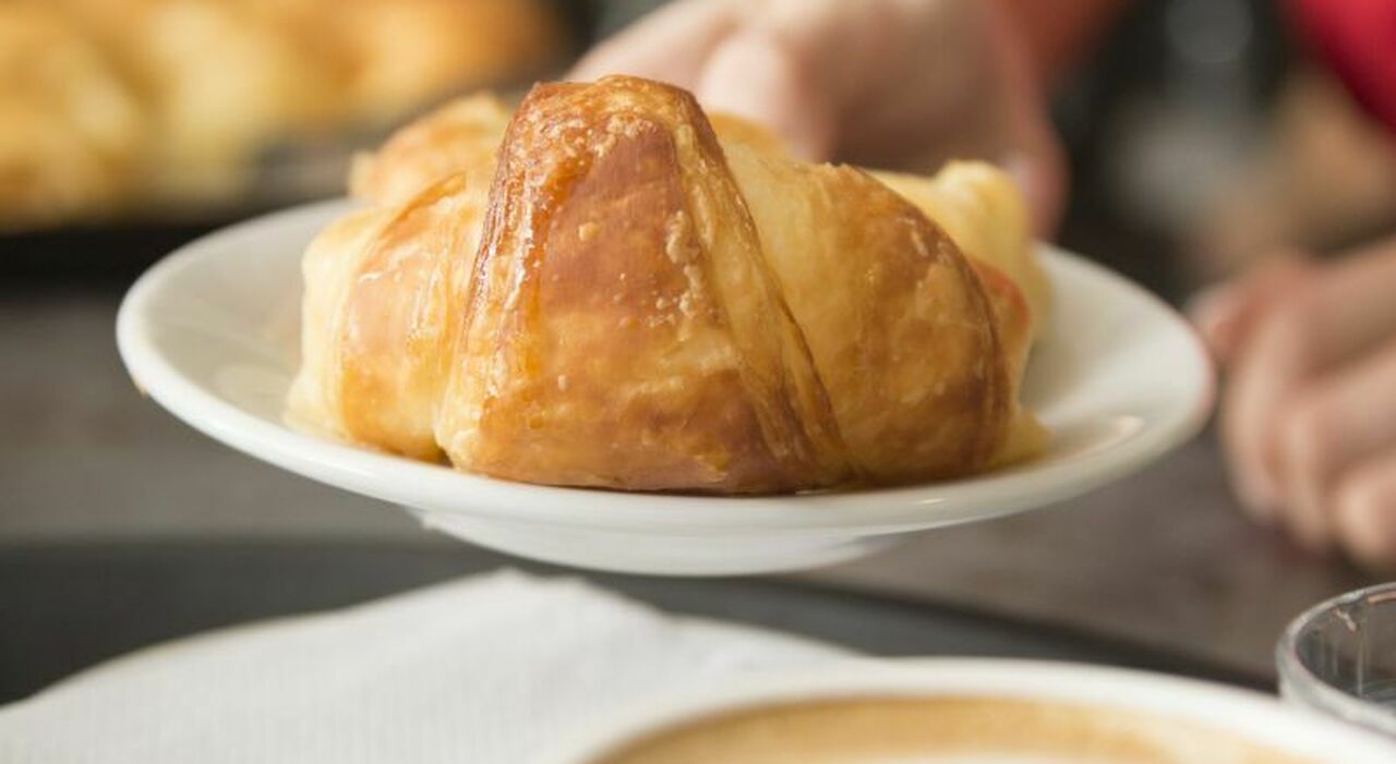 https://statics.cedscdn.it/photos/MED_HIGH/2025/09/04/9048534_04144056_ho_pagato_3_50_una_brioche_e_4_50_un_cappuccino.jpg