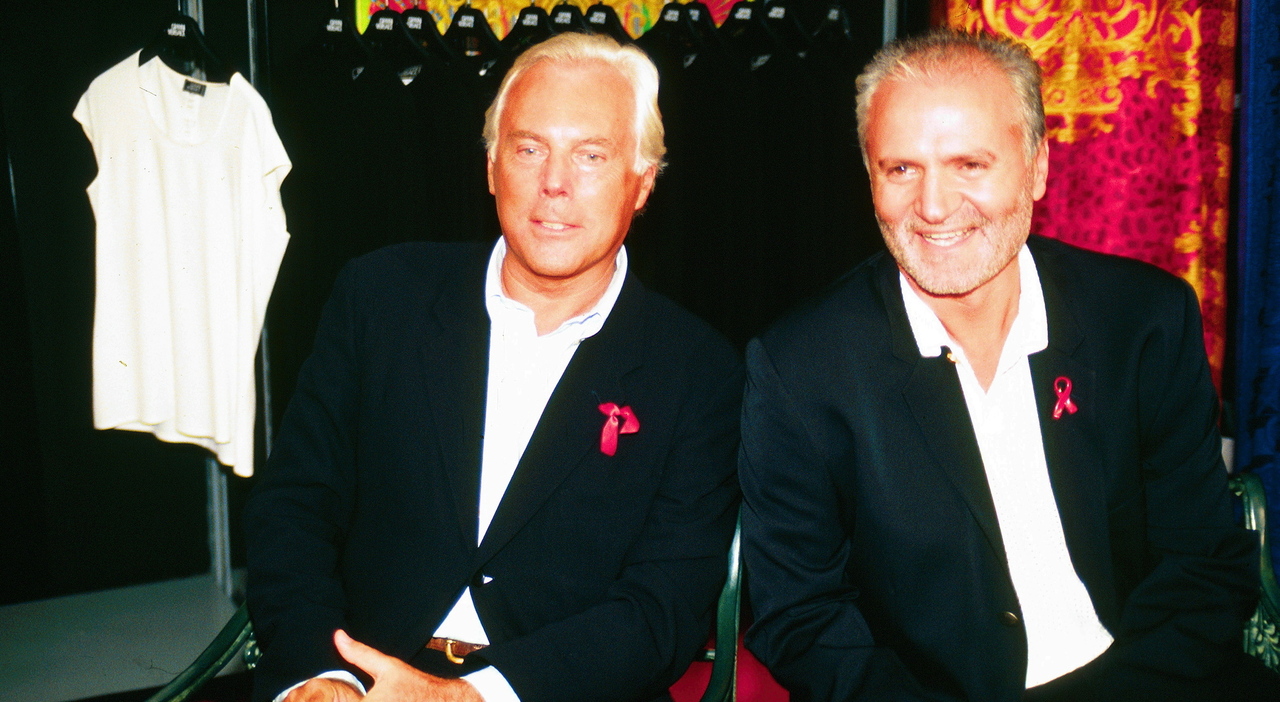 https://statics.cedscdn.it/photos/MED_HIGH/2025/09/04/9048660_04161650_giorgio_armani_gianni_versace_rivalita_rapporto_amici_nemici_oggi_4_9_2025.jpg