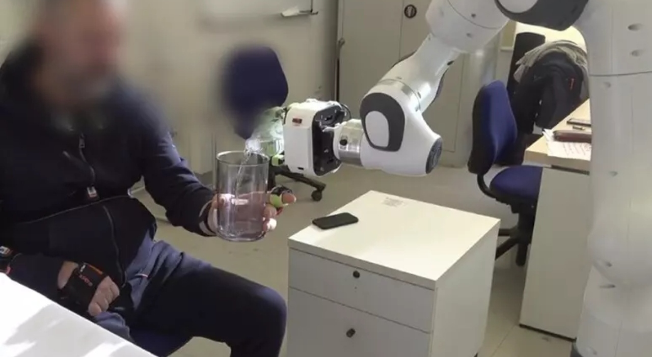 Paziente paralizzato riesce a bere (e a sentire il bicchiere) grazie a un braccio robotico extra: «Un Paziente paralizzato riesce a bere (e a sentire il bicchiere) grazie a un braccio robotico extra: «Un