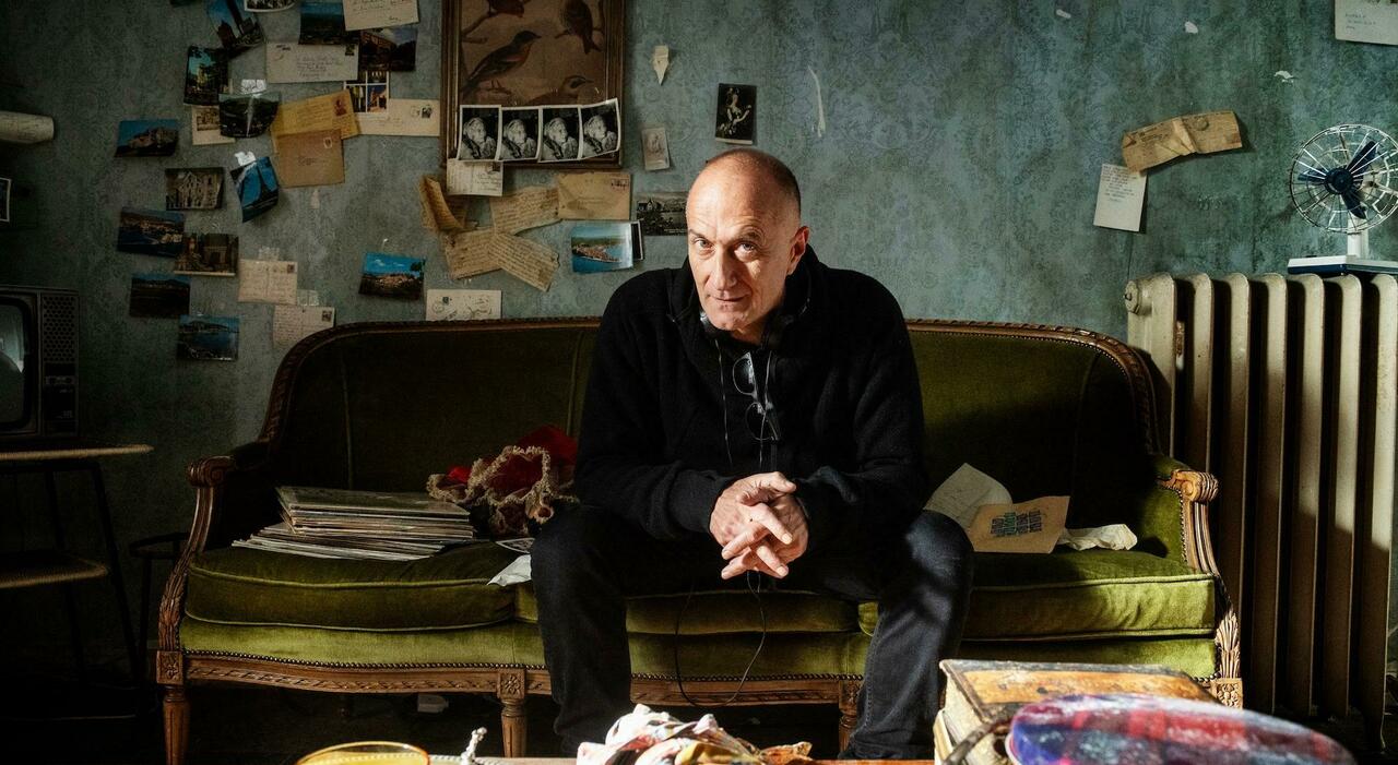 Venezia 2025, Stefano Sollima: «Il Mostro di Firenze è uno specchio dell?Italia. Femminicidi e siti sessisti? Oggi se ne parla solo di più» Venezia 2025, Stefano Sollima: «Il Mostro di Firenze è uno specchio dell?Italia. Femminicidi e siti sessisti? Oggi se ne parla solo di più»