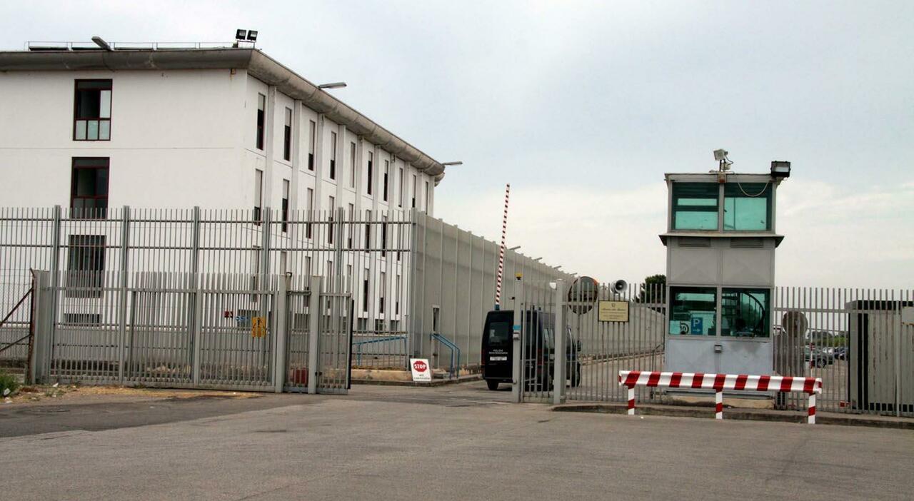 Spaccio di droga dentro e fuori il carcere: 25 arresti Spaccio di droga dentro e fuori il carcere: 25 arresti