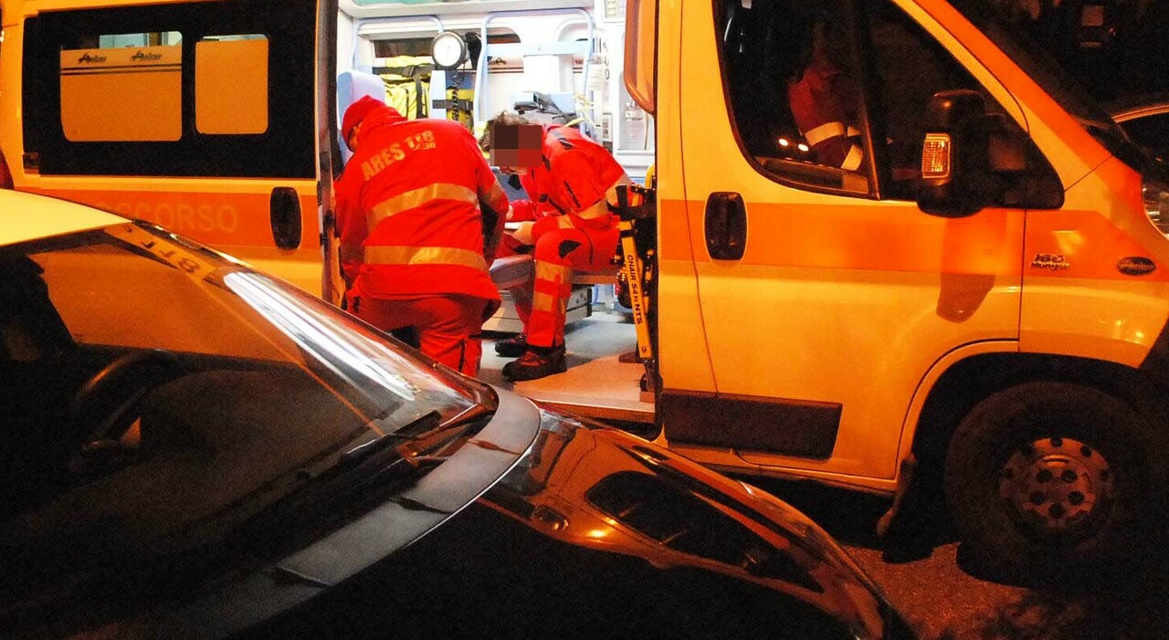 difende una ragazza molestata dal branco in centro e viene accoltellato alla schiena portato in ospedale in codice rosso