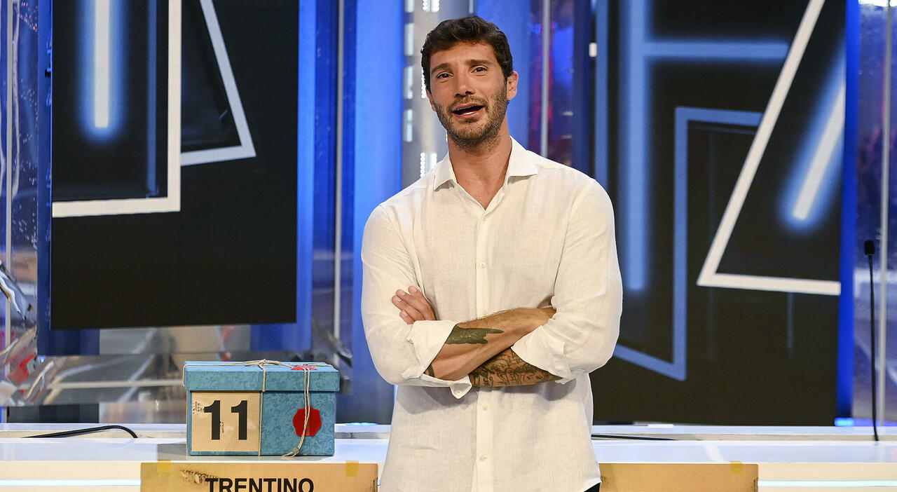 Affari Tuoi non va in onda stasera: ecco perché e quando torna su Rai1 Stefano De Martino Affari Tuoi non va in onda stasera: ecco perché e quando torna su Rai1 Stefano De Martino