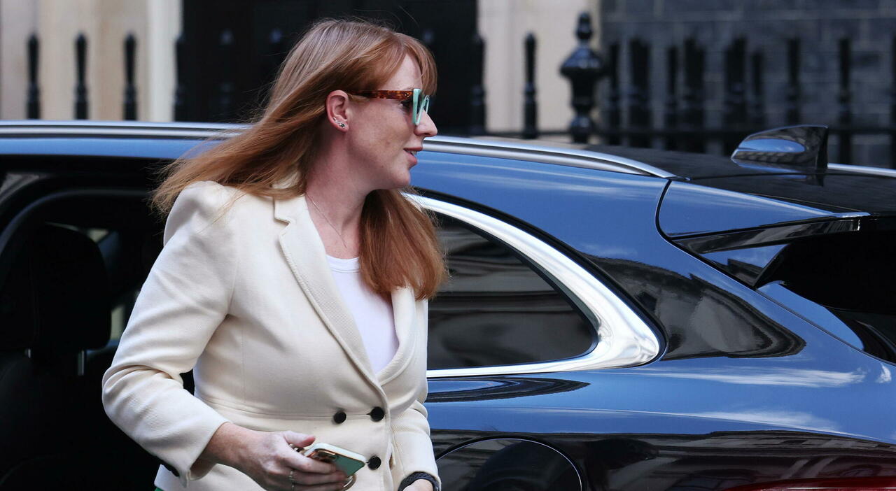 angela rayner si dimette bufera in gb la vicepremier lascia per lo scandalo casa duro colpo per il governo starmer
