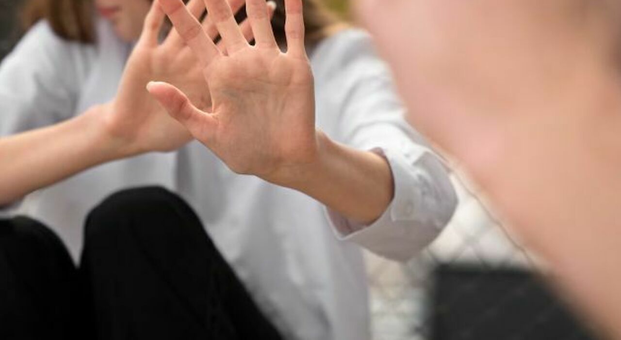 https://statics.cedscdn.it/photos/MED_HIGH/2025/09/05/9050582_05152603_difende_ragazza_molestie_accoltellato_centro_udine_cosa_e_successo_oggi_5_9_2025.jpg