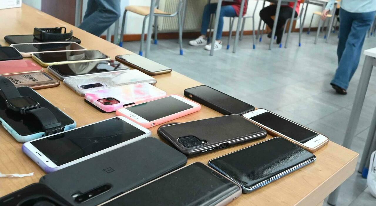 cellulare a scuola gli studenti rischiano la sospensione ci saranno sanzioni graduali cosa rischiano i ragazzi