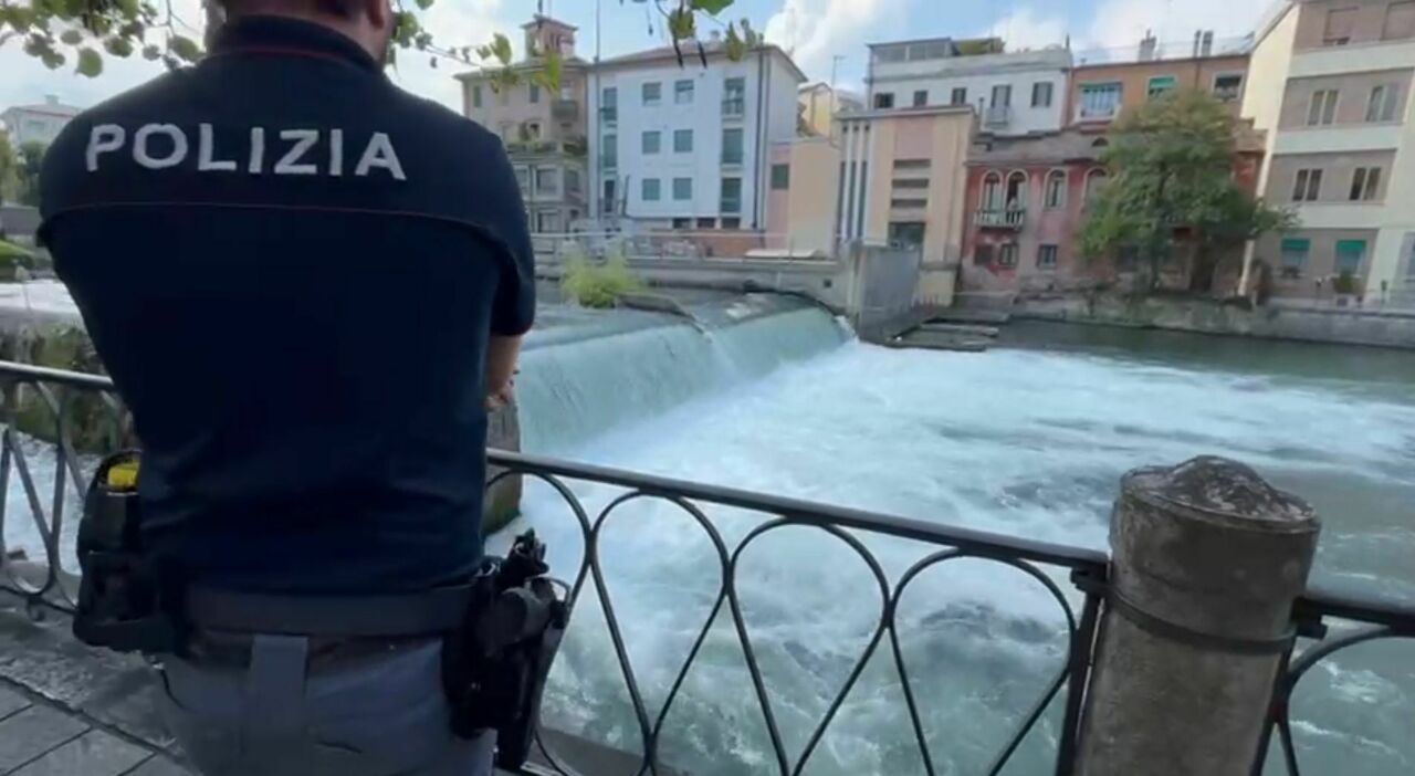 Si tuffa in acqua per recuperare la palla caduta nel Sile in Riviera Margherita e scompare sotto gli occhi dei passanti Si tuffa in acqua per recuperare la palla caduta nel Sile in Riviera Margherita e scompare sotto gli occhi dei passanti