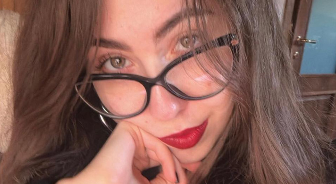 https://statics.cedscdn.it/photos/MED_HIGH/2025/09/05/9050667_05170206_angelica_barbuto_direttrice_ufficio_postale_eta_21_anni_nipote_lavoro_valle_d_aosta_oggi_5_9_2025.jpg