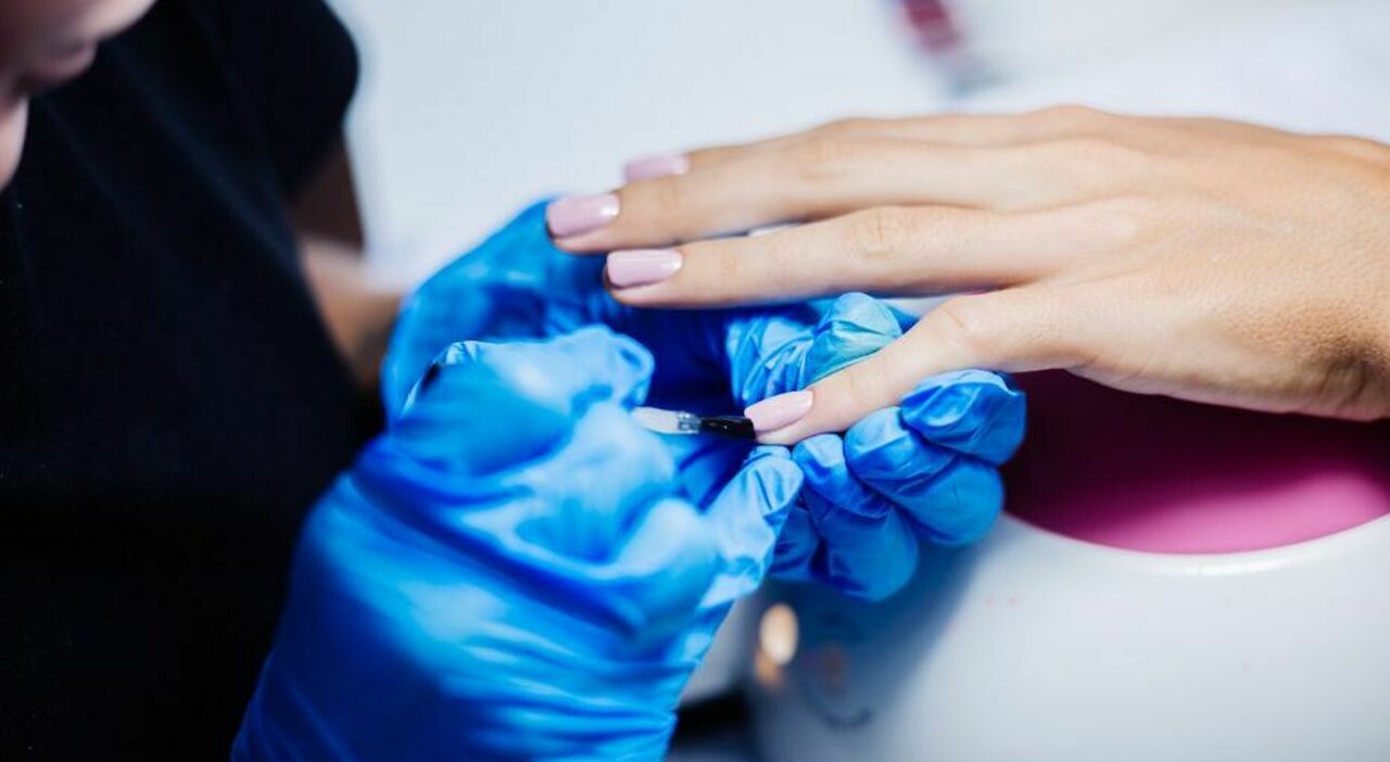 https://statics.cedscdn.it/photos/MED_HIGH/2025/09/05/9050722_05180633_gel_semipermanente_unghie_vietati_cosa_cambia_1_settembre_manicure_oggi_5_9_2025.jpg