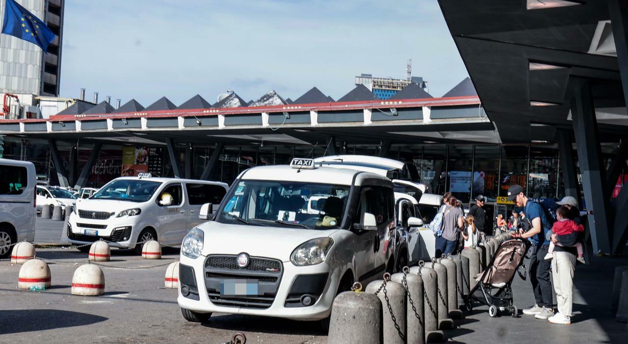 Taxi a Napoli, nuove licenze ferme agli anni ?80: «Auto insufficienti» Taxi a Napoli, nuove licenze ferme agli anni ?80: «Auto insufficienti»