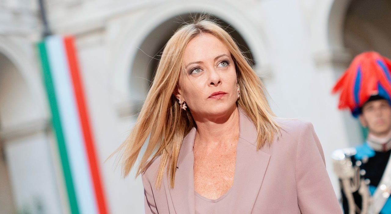 https://statics.cedscdn.it/photos/MED_HIGH/2025/09/06/9052073_06073134_giorgia_meloni_armani.jpg