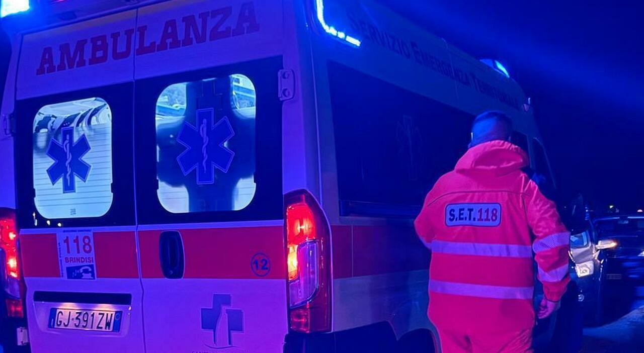 Incidenti in Puglia, scontro tra auto e moto e un uomo schiacciato contro un albero: due morti