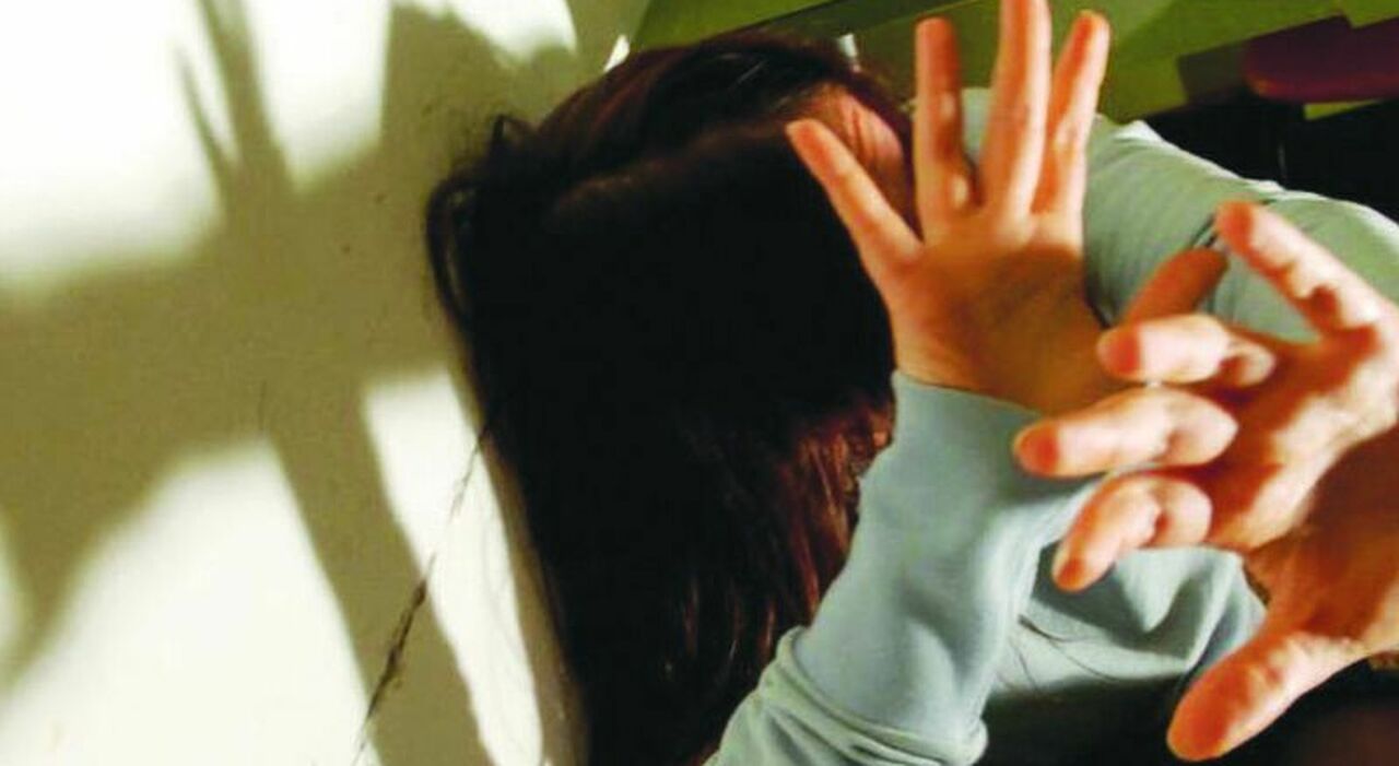 Abusata dal capo ogni giorno al lavoro, la giovane si dimette e denuncia: scoperte molestie su altre 3 dipendenti. Albergatore arrestato