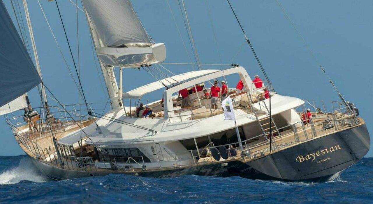 https://statics.cedscdn.it/photos/MED_HIGH/2025/09/06/9052141_06090423_bayesian_come_e_affondato_capitano_mike_lynch_dorme_durante_naufragio_testimonianze_oggi_6_9_2025.jpg