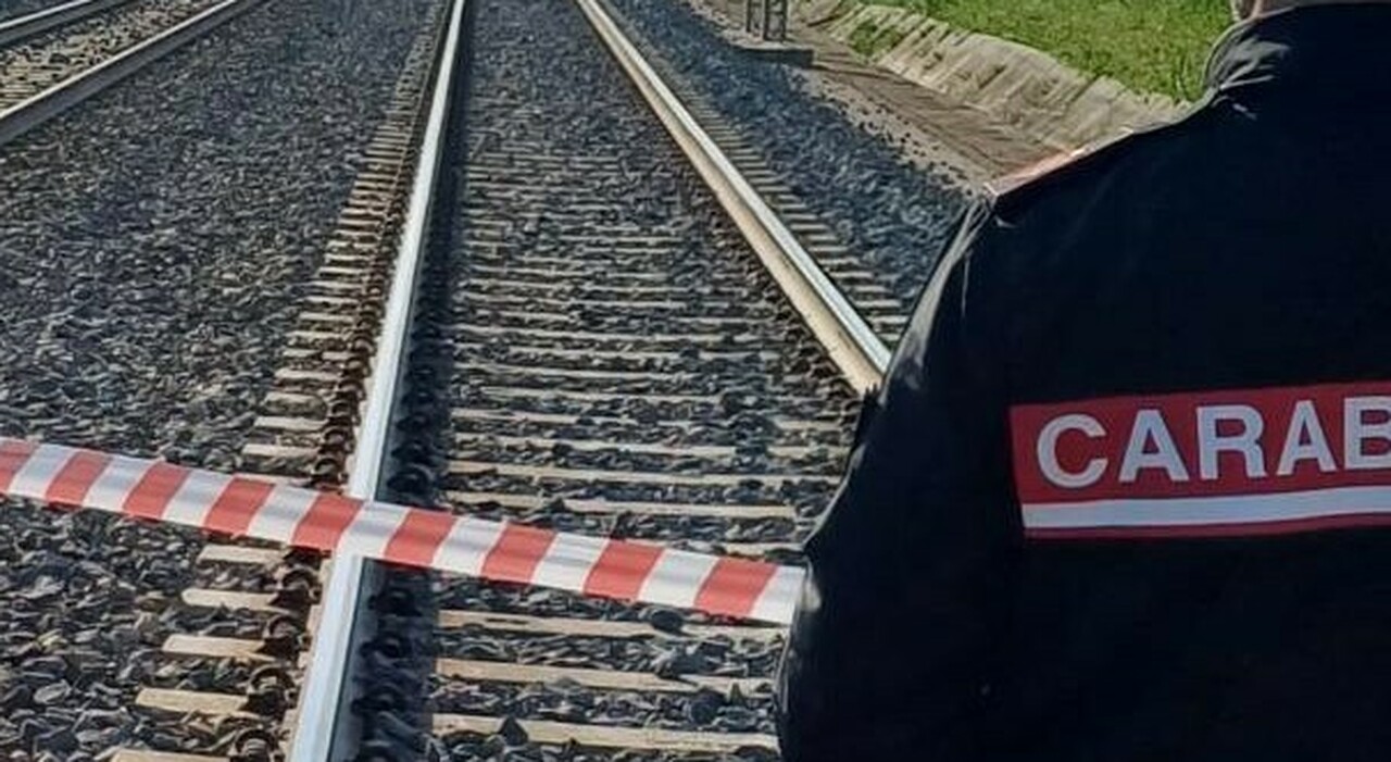 incidente sui binari nel salento investito e ucciso da un treno circolazione ferroviaria bloccata