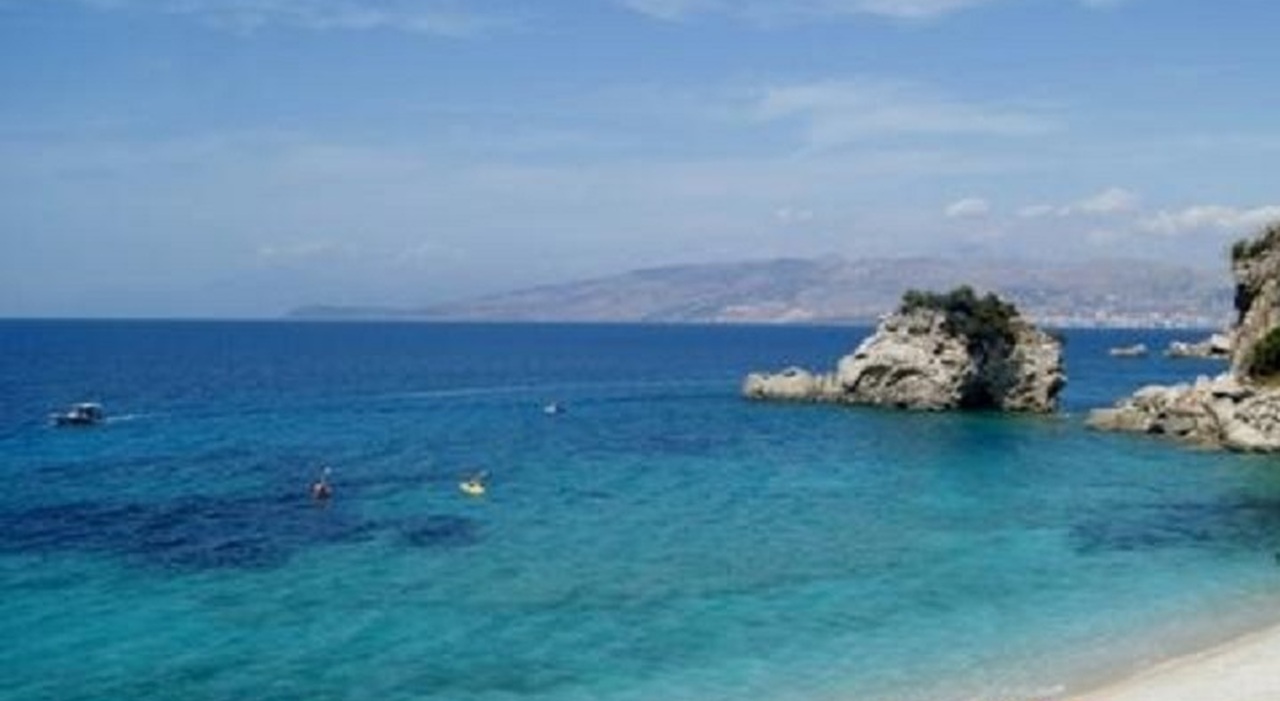 violentata a 18 anni su una spiaggia in albania l aggressione sui lettini da parte di un 26enne del luogo