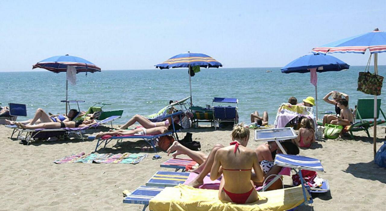 Turista italiana di 18 anni violentata su una spiaggia in Albania: la ragazza aggredita sui lettini viene dal Veneto, arrestato 26enne con precedenti