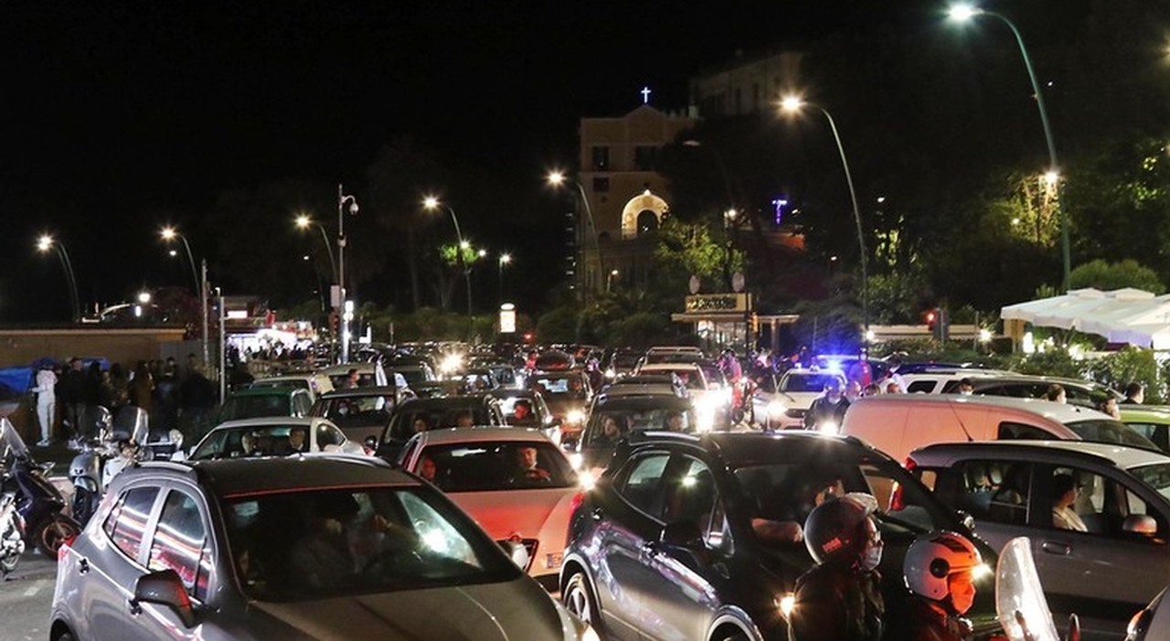 Padre e figlio minorenne picchiati in via Caracciolo dal branco: difendevano un